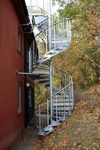 Spindeltreppe an Verwaltungsgebäude